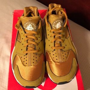 PRE OWNED WMNS AIR HUARACHE RUN